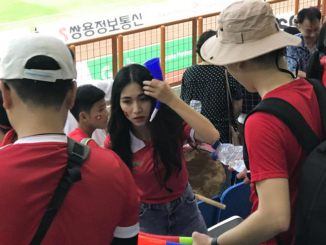 Đáp trả lại sự nghi vấn của CĐM về việc Hòa Minzy vẫn theo dõi Công Phượng, cô nàng này cho biết mình đang có lịch trình hoạt động tại Indonesia chứ không phải là cố tình đi theo để cổ vũ tình cũ như mọi người nói.