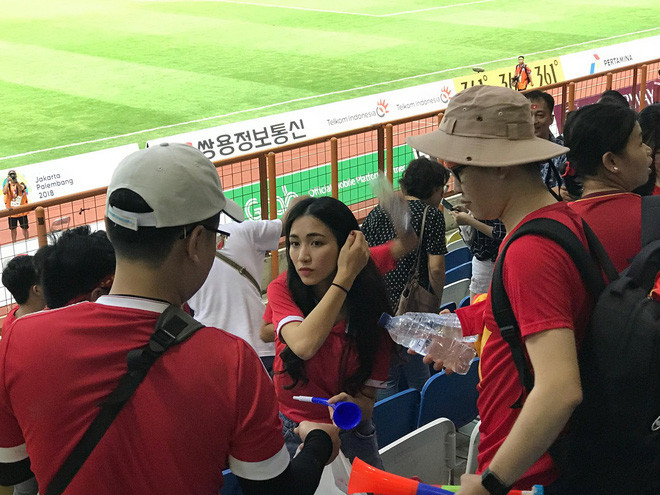 Nhận thấy sự xuất hiện của Hòa Minzy, nhiều người đã chụp hình cô đăng lên mạng xã hội. Nữ ca sĩ mặc áo đỏ, dán hình cờ lên mặt và nở nụ cười rất tươi trong những tấm ảnh khi được các CĐV khác xin chụp ảnh cùng.