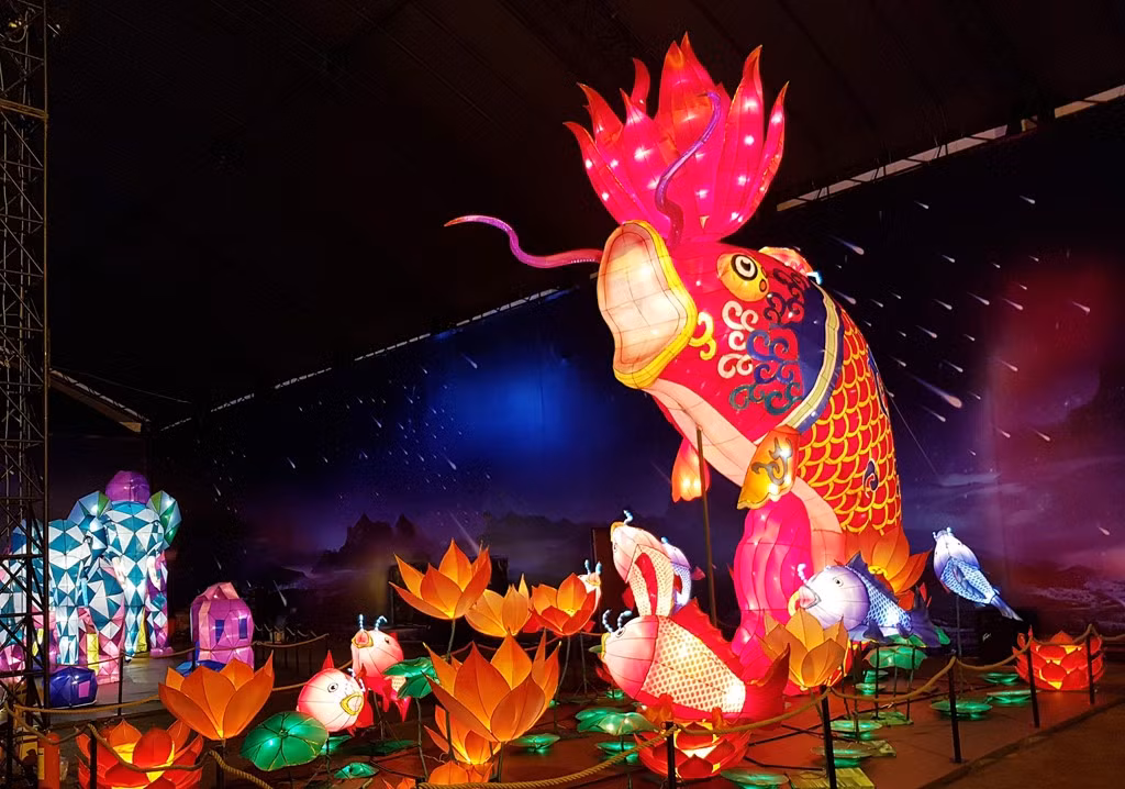 Với diện tích lên đến 2200m2, "Thung lũng Sao Băng" là vùng đất của muông thú khổng lồ kết tinh từ ánh sáng, một cảnh tượng đẹp chưa từng thấy giữa chốn Sài thành.