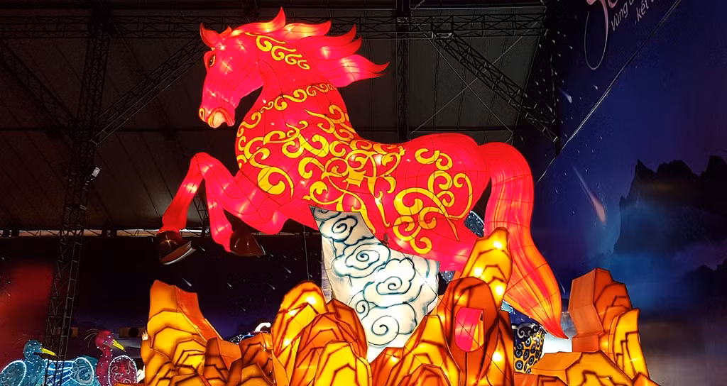 Lạc vào thung lũng, bạn không chỉ cảm thấy mình thật nhỏ bé khi đứng trước những con thú khổng lồ, với chiều cao lên đến 8m, mà còn được “mãn nhãn” với ánh sáng lung linh và huyền ảo.