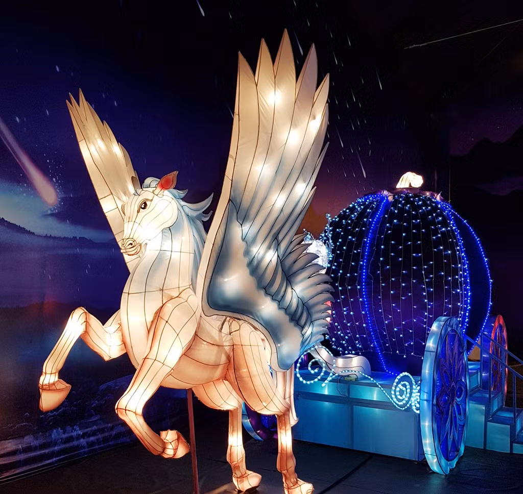 Với chủ đề "Thung lũng Sao Băng", lễ hội đèn lồng năm nay được BTC trưng bày tại Aeon Mall Tân Phú Celadon.