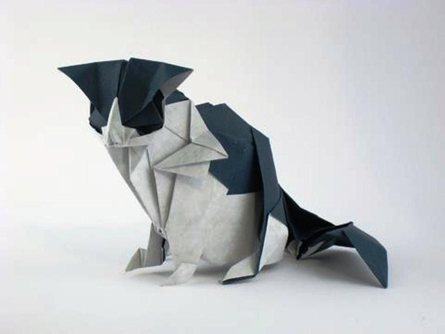 Origami nghĩa là chỉ dùng những tờ giấy vuông nhỏ để gấp thành nhiều tác phẩm nghệ thuật phức tạp khác nhau. Để gấp giấy Origami, người ta không chỉ cần sự kiên nhẫn, khéo léo mà còn cần ghi nhớ và áp dụng rất nhiều quy tắc hình học. Bởi thế, những người thực sự đam mê môn nghệ thuật này phải dành rất nhiều thời gian theo đuổi.