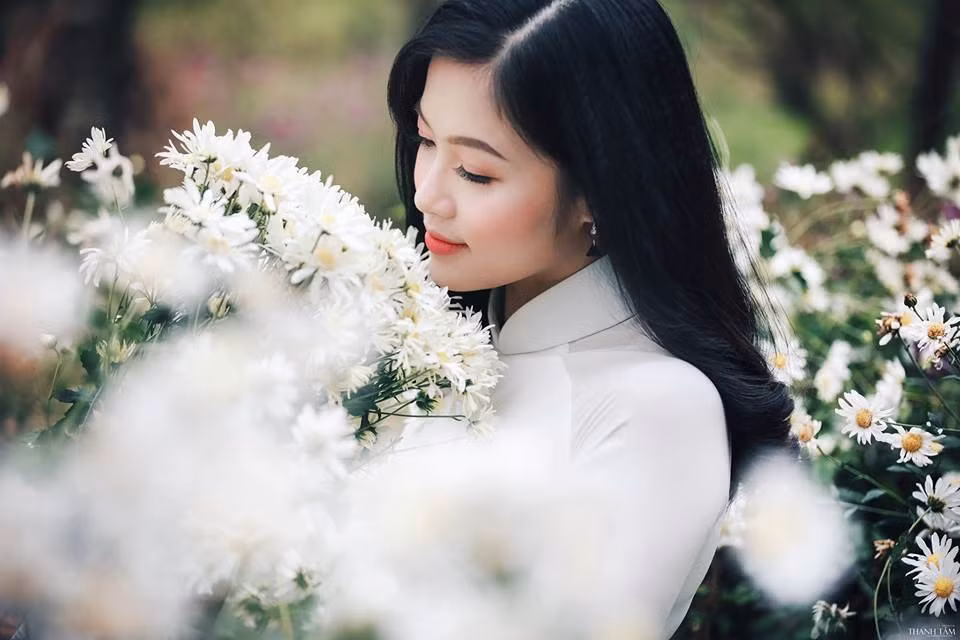 Sở thích của Trần Hiền đó là mỗi khi có thời gian rảnh, cô lại đọc sách, ngắm hoa, đặc biệt là loài hoa lan, xương rồng và cúc họa mi. Ảnh trong bài: FBNV.