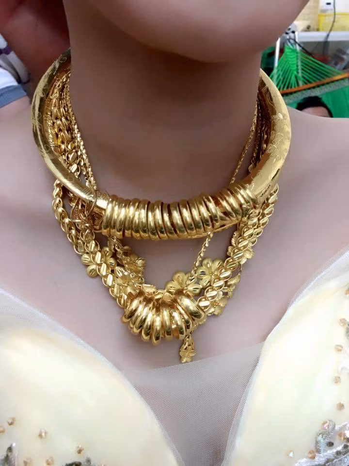 Dây chuyền, kiềng, nhẫn khiến cô dâu tại đám cưới miền tây mệt mỏi đeo trên cổ.