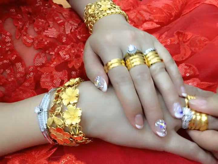 Đó là chưa kể tới những chiếc nhẫn đeo ở tay của cô dâu.
