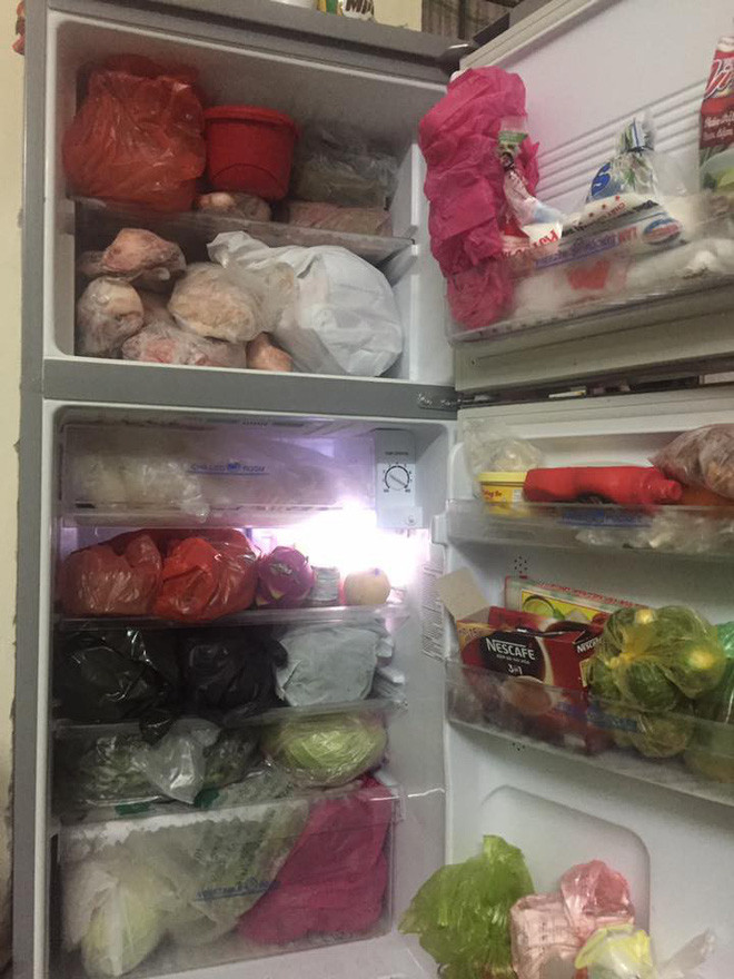 Ngay sau khi đăng tải, bên dưới phần bình luận, cư dân mạng lật lượt thi nhau khoe hình ảnh ngăn đá tủ lạnh nhà mình.