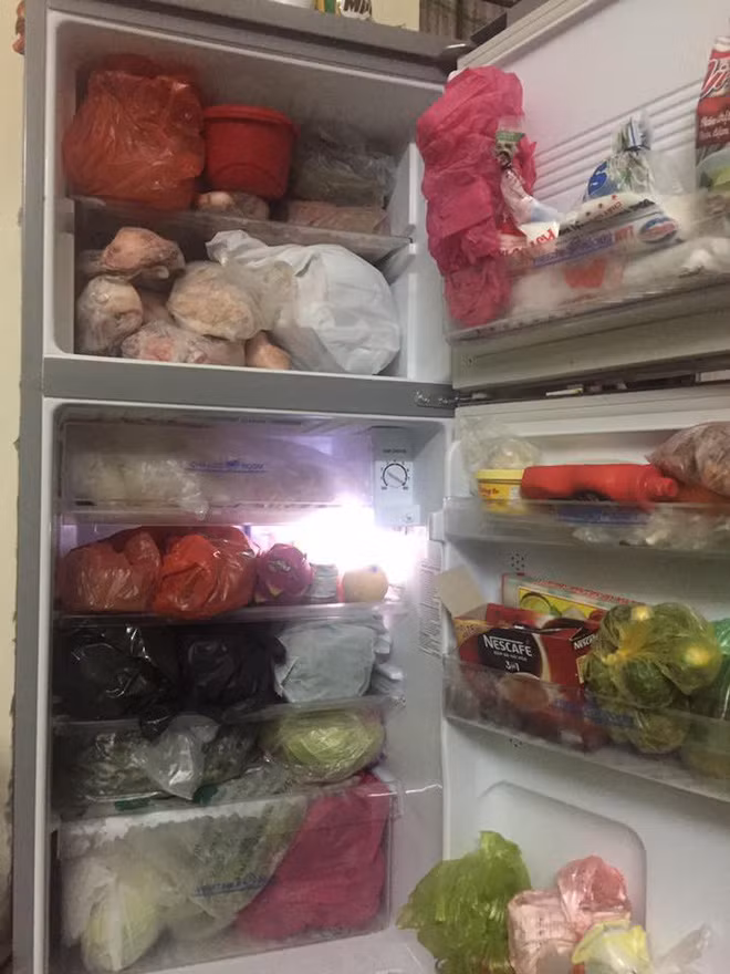 Ngay sau khi đăng tải, bên dưới phần bình luận, cư dân mạng lật lượt thi nhau khoe hình ảnh ngăn đá tủ lạnh nhà mình.