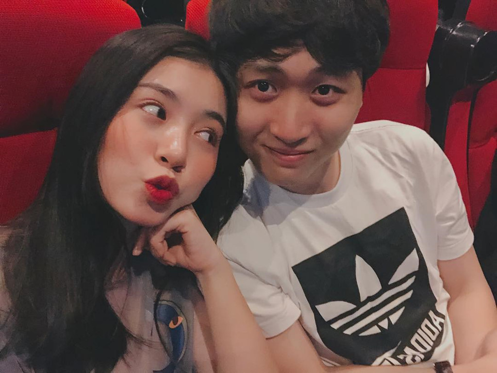 Nhận xét bạn trai là người ấm áp, biết quan tâm đến mọi người, Mẫn Tiên thường xuyên chia sẻ hình ảnh tình cảm với Quang Huân trên trang cá nhân. Đôi trẻ còn cùng nhau đi du lịch ở những địa điểm nổi tiếng.