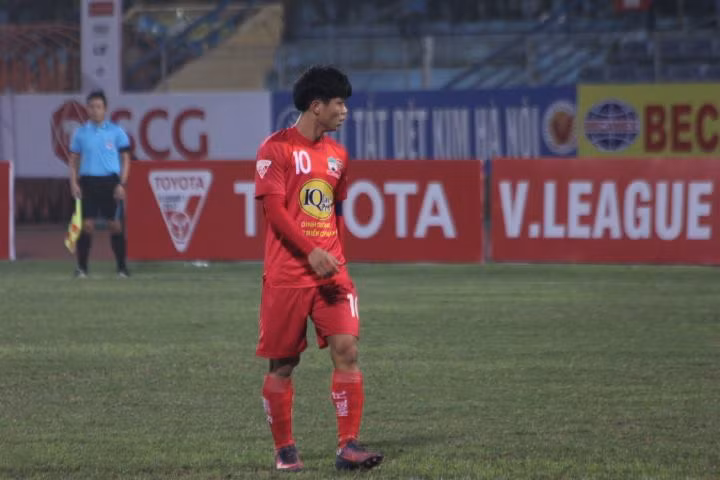 Quả thật đây là một kỷ niệm đáng buồn cho ngày sinh nhật thứ 21 của Công Phượng khi anh không thể làm nên điều thần kỳ trước CLB Hà Nội FC dù đã được NHM đất Bắc kỳ vọng rất nhiều. Sau trận đấu, khuôn mặt Công Phượng không dấu được sự thất vọng, anh liên tục lắc đầu ngao ngán.