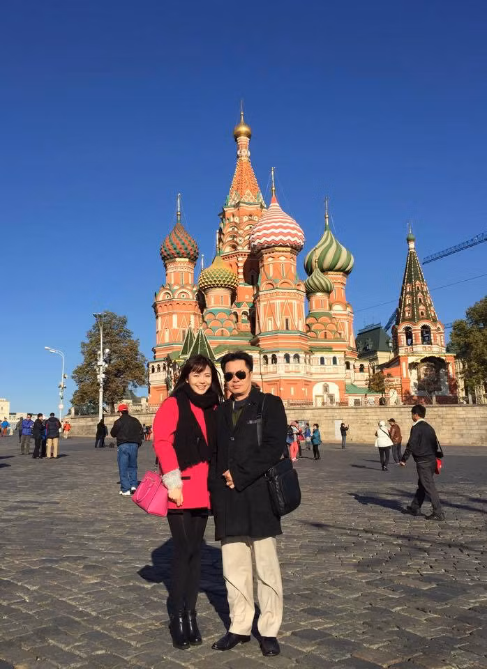 Tú Linh trông khác lạ với mái tóc dài chụp ảnh trong nắng chiều tại Nga.