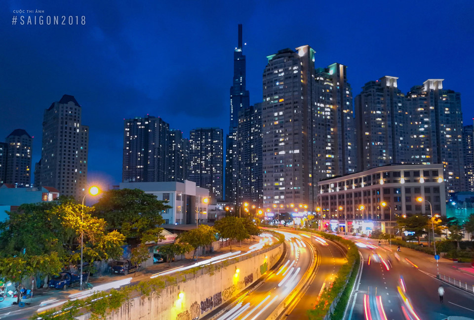 Vẻ đẹp của toà tháp cao nhất Việt Nam về đêm cùng nhịp sống sôi động của Sài Gòn hoa lệ qua góc máy của thí sinh Nguyễn Duy.