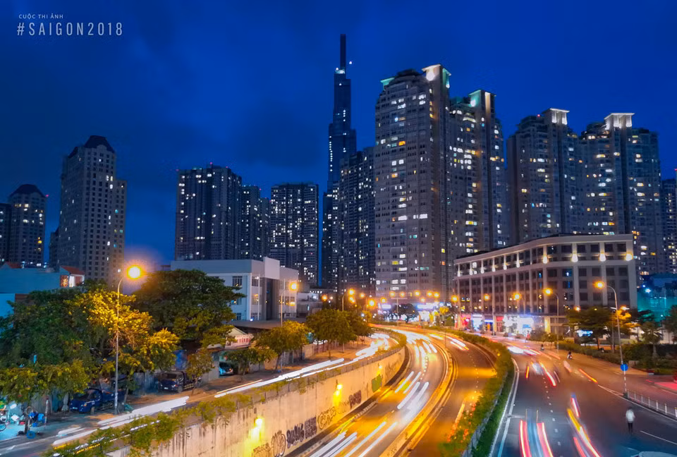 Vẻ đẹp của toà tháp cao nhất Việt Nam về đêm cùng nhịp sống sôi động của Sài Gòn hoa lệ qua góc máy của thí sinh Nguyễn Duy.
