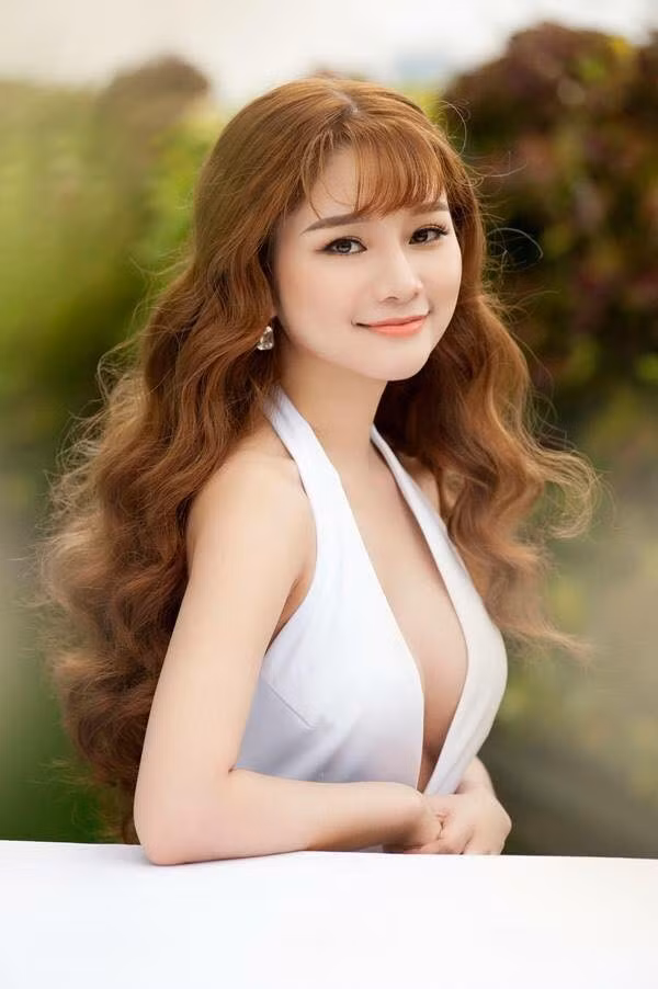 Đinh Thị Ngọc Huyền hay còn biết tới với biệt danh Xuka Ngọc Huyền, sinh năm 1993 tại Nha Trang và hiện đang sinh sống, làm việc tại TP HCM. Trước đây, gương mặt của cô bạn 9X Sài Gòn này có đường nét nhưng không ấn tượng và nó ảnh hưởng đến chuyện tình cảm lẫn công việc.