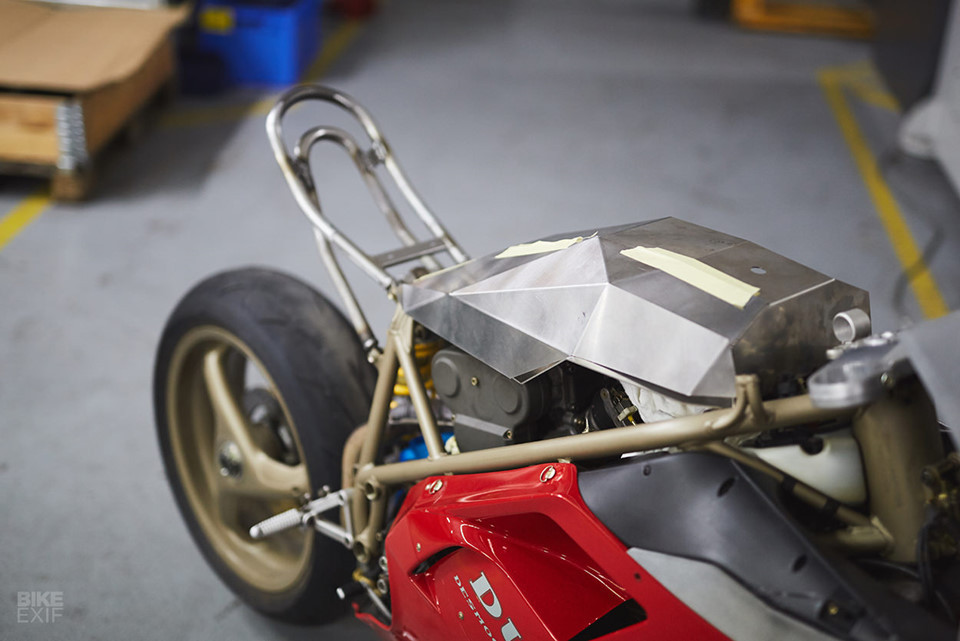 Sau đó, các file 3D này được gửi tới hãng Creabis ở Munich để in 3D - 1 ngày trước khi Phillipp cử hành hôn lễ. Khi Phillipp đang hưởng tuần trăng mật ngắn ngủi ở Paris, người cộng sự Matthias bắt đầu gia công bộ khung phụ, khung ghế và chụp ống xả tại Impuls. Bên cạnh đó, Matthias còn tạo những điểm kết nối mới trên khung xe và xử lý bình xăng với các mảnh kim loại ghép lại.