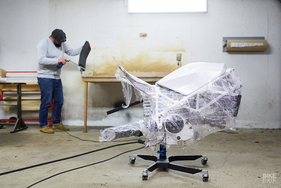 Nước sơn của chiếc xe đã được lấy cảm hứng trực tiếp từ đôi giày XI Concord với chủ yếu 2 tông trắng - đen kết hợp một vài chi tiết chấm phá màu xanh Concord Blue. Đây là quá trình tốn nhiều thời gian nhất vì độ hoàn thiện đến mức xuất sắc của nghệ nhân Rico Ulbricht. Bên cạnh đó, một số bộ phận đã phải sơn lại 2 lần như bình xăng hay dàn áo do bị trầy xước trong quá trình lắp ráp.