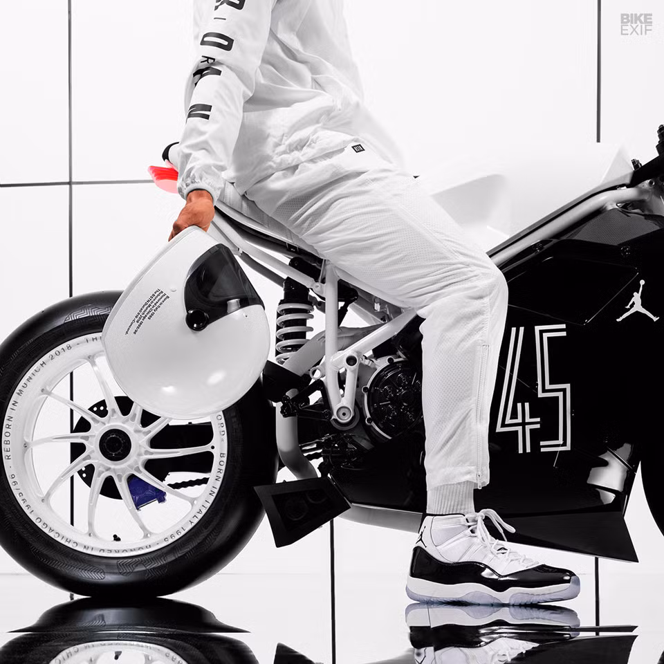 Phillip là người đề xuất sử dụng mẫu xe huyền thoại Ducati 916 làm nền tảng cho bản độ này. Thời điểm ra mắt, Ducati 916 là một sự đột phá cũng hãng môtô Italy - tương tự như Michael Jordan với dòng giày Air Jordan. Vì vậy, bản độ dựa trên một chiếc Ducati 916 đời 1995 sẽ rất có ý nghĩa khi đó cũng là năm ra mắt của đôi Jordan XI Concord đầu tiên.