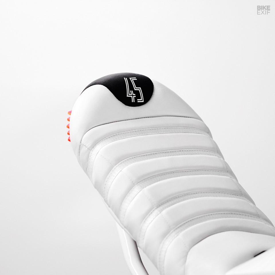 Phần yên xe được thực hiện bởi thợ bọc da danh tiếng Kruno Nakic. Kruno đã làm lại phần khung yên và bọc yên bằng da trắng, phủ lên phần đệm bằng neoprene đen và 4 loại vật liệu khác. Đèn hậu được Impuls tạo hình từ một khối kính acrylic 10 cm3.