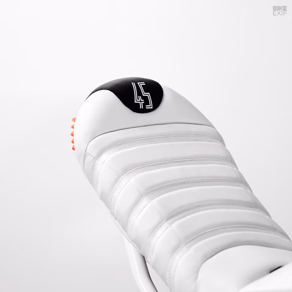 Phần yên xe được thực hiện bởi thợ bọc da danh tiếng Kruno Nakic. Kruno đã làm lại phần khung yên và bọc yên bằng da trắng, phủ lên phần đệm bằng neoprene đen và 4 loại vật liệu khác. Đèn hậu được Impuls tạo hình từ một khối kính acrylic 10 cm3.