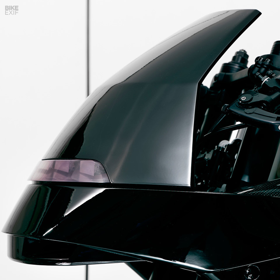 Để kịp thời hạn, Impuls đã sử dụng công nghệ quét 3D toàn bộ chiếc Ducati và giao dữ liệu cho hãng thiết kế Volke ở Munich xử lý và dựng thành bản vẽ trên máy tính trong thời gian một tuần. Với sự trợ giúp của Phllipp, chuyên gia NeQu đã thiết kế và tạo hình bình xăng, dàn vỏ và đèn pha mới.