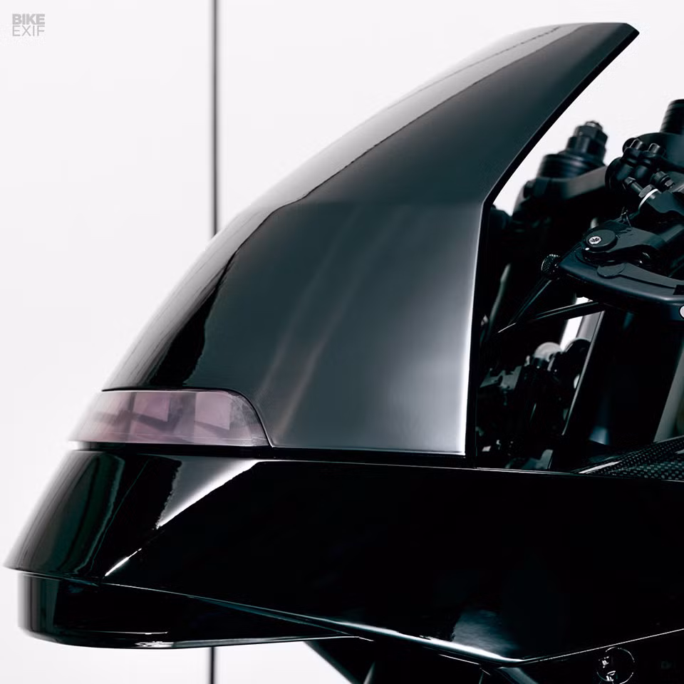 Để kịp thời hạn, Impuls đã sử dụng công nghệ quét 3D toàn bộ chiếc Ducati và giao dữ liệu cho hãng thiết kế Volke ở Munich xử lý và dựng thành bản vẽ trên máy tính trong thời gian một tuần. Với sự trợ giúp của Phllipp, chuyên gia NeQu đã thiết kế và tạo hình bình xăng, dàn vỏ và đèn pha mới.