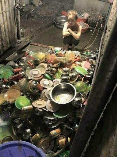 Một bạn nữ có tên Thuận Nguyễn cũng là "nạn nhân" rửa bát ngày Tết chia sẻ rằng ở nhà đã phải rửa, sang nhà người yêu thì cũng không thoát. Kinh khủng hơn là cô nàng đã phải "ngập mặt" giữa một đống bát đũa dài lê thê.