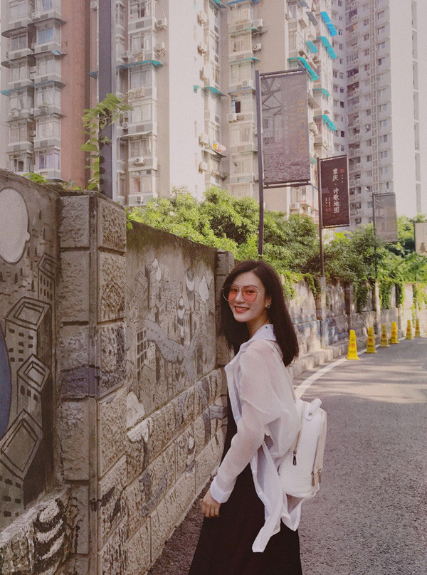 Quân Quân ghi điểm bởi nhan sắc đằm thắm có phần cổ điển với khuôn mặt trái xoan, đôi mắt to tròn, đôi mày rậm và chiếc răng khểnh be bé cực duyên.