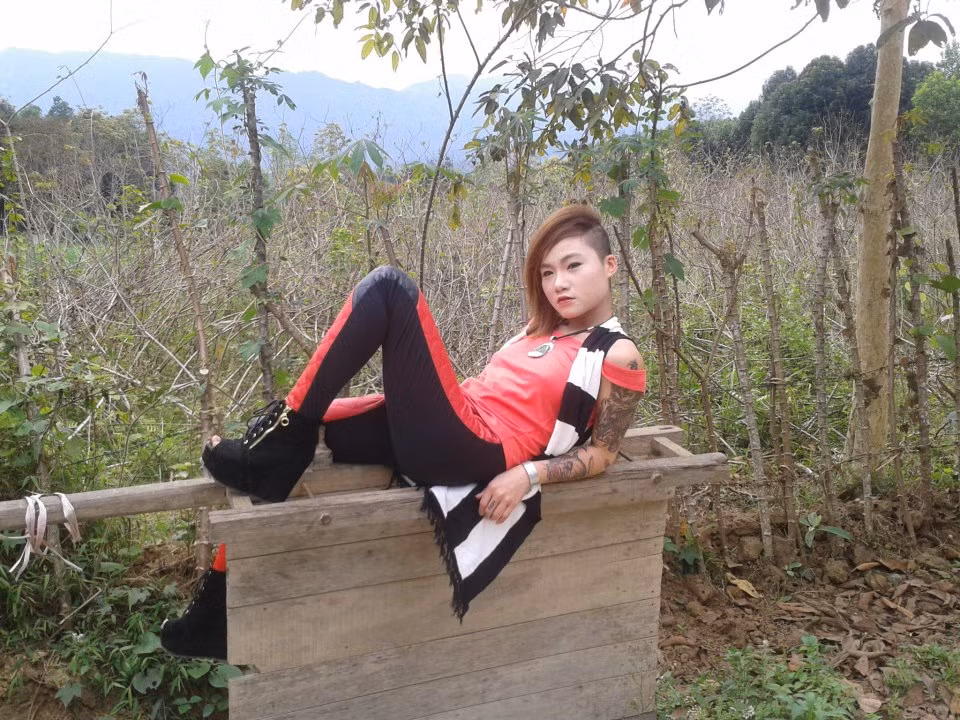 Chưa hết, bà mẹ trẻ 9X đến từ Hà Nam trên còn cho biết thêm: "Mình nhớ là từng có ý định cạo trọc một nửa từ năm 16 tuổi nhưng lúc đó chưa làm được. Năm 19 tuổi, mình không đắn đo gì hết nữa, xăm cả cánh tay luôn cho máu. Trông thế thôi chứ mình hiền vô cùng luôn ý. Các bạn kể thời trẻ trâu đáng nhớ của mình xem nào?"