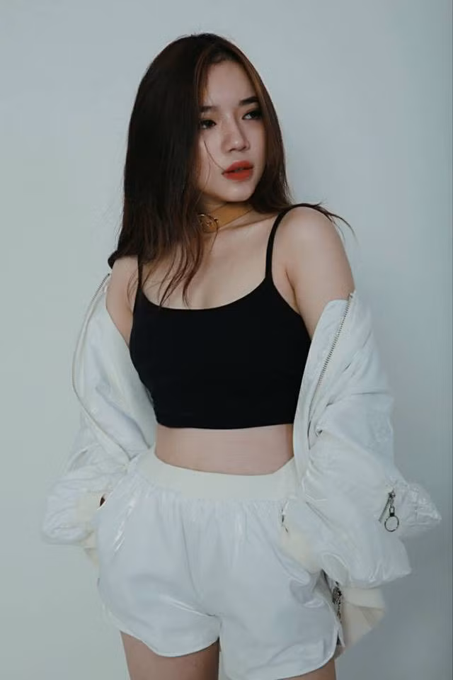 Hoàng Ly chia sẻ thêm rằng cô có sở thích cover những ca khúc nổi tiếng. Mỗi lần cover, cô đều muốn làm mới và hát theo phong cách của bản thân. Ảnh sử dụng trong bài: FBNV.