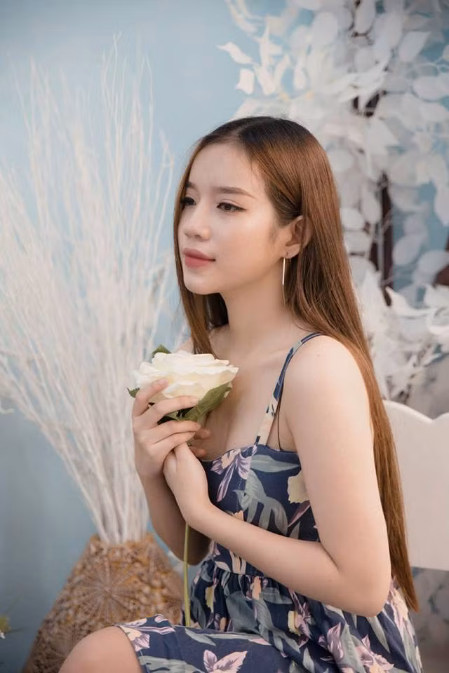 Đối với Hoàng Ly, được cầm mic hát cho mọi người nghe là một niềm hạnh phúc. Cô luôn nắm bắt các cơ hội dù nhỏ dù lớn để được đứng trên sân khấu. Tuy nhiên, cô bạn này cũng đã có những quyết định khiến gia đình phản đối khi dừng việc học để chạy theo đam mê ca hát.