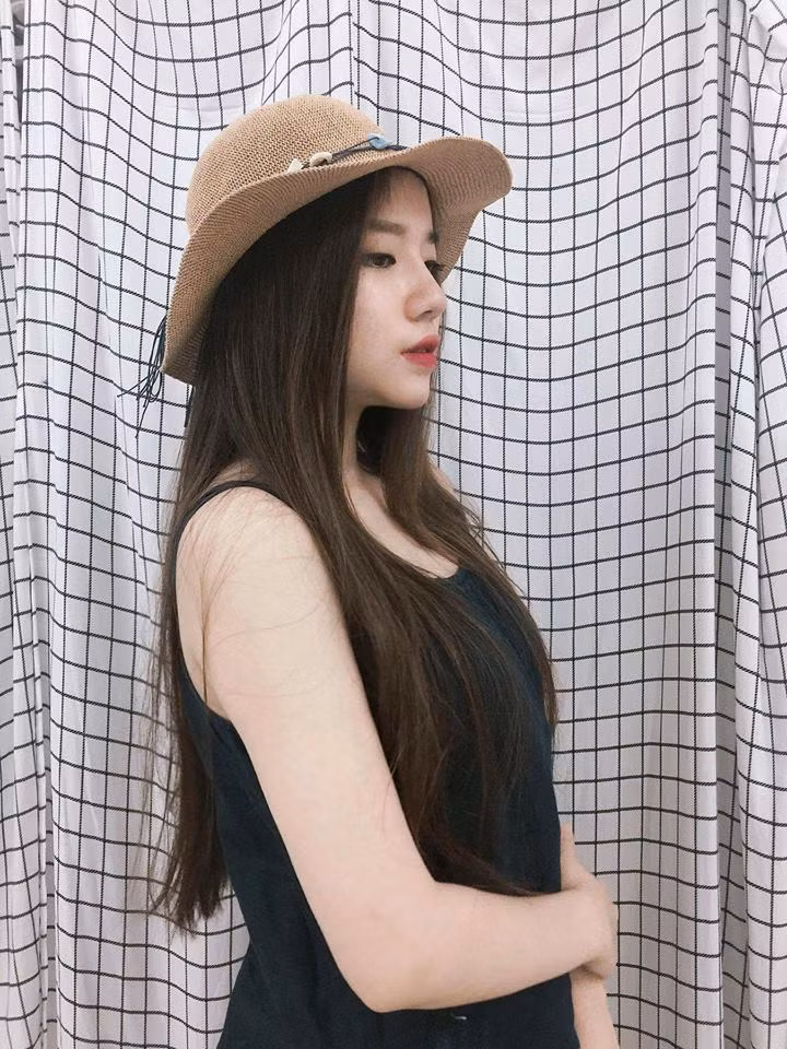 Gác lại việc học ở trường Đại học Ngoại ngữ Huế, Hoàng Ly từ giã gia đình, 1 thân vào Sài Gòn lập nghiệp với vốn liếng chỉ là giọng hát của mình. Bước đầu, cô bạn này cố gắng và thử sức ở nhiều cuộc thi đây cũng là bàn đạp để cô có được sự chú ý cộng đồng, kinh nghiệm trong bài vở.