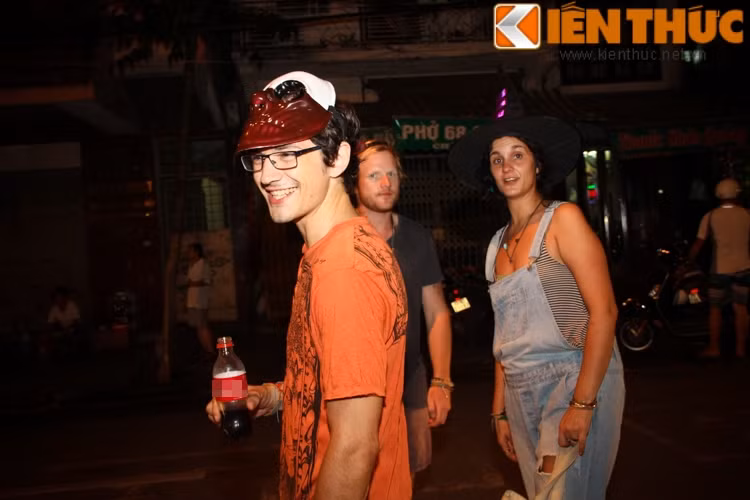 Không chỉ có các bạn trẻ Việt mà những du khách nước ngoài khi đến du lịch Việt Nam thời gian này cũng chọn Hàng Mã là địa điểm tham quan và sắm cho mình những bộ cánh để chuẩn bị cho lễ hội hóa trang.