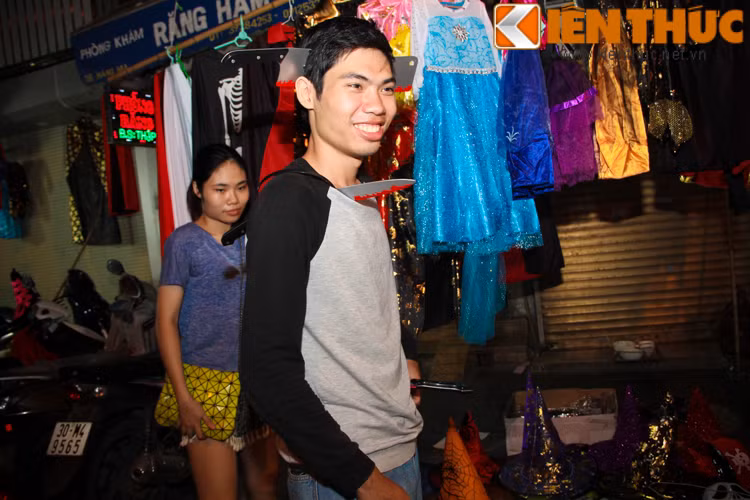 Ngoài những bộ cánh dễ thương thì trên phố Hàng Mã không thiếu những màn hóa trang kinh dị như dao đâm xuyên người hay giữa trán khiến nhiều người phải rùng mình.