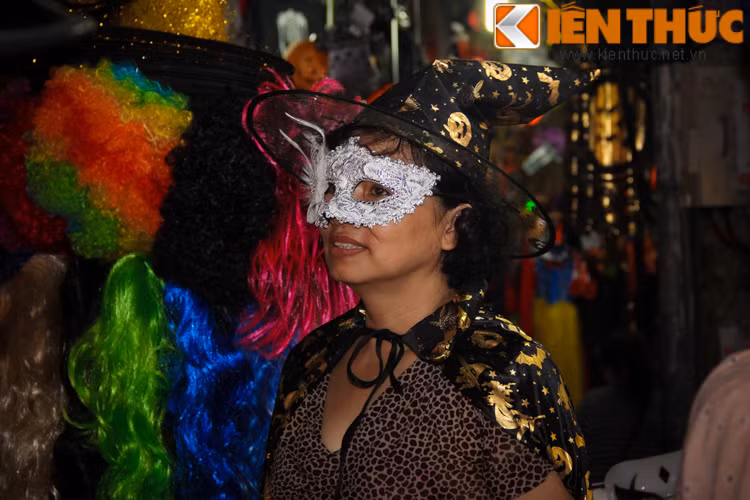 Chia sẻ với PV Kiến Thức, bác Hoàng Mai (người bán hàng tại Hàng Mã) cho biết: "Kể từ đầu tháng, có rất nhiều người dân mà chủ yếu là các bạn trẻ tới Hàng Mã để chụp ảnh và mua đồ. Đồ hóa trang Halloween năm nay phong phú hơn mọi năm".