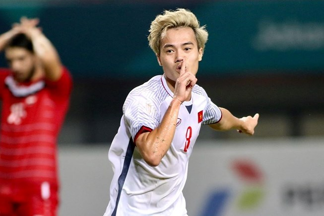 Người hâm mộ còn chế ảnh các cầu thủ sẽ trông thế nào nếu nhuộm màu tóc giống như Văn Toàn. Hàng loạt gương mặt như Bùi Tiến Dũng, Đoàn Văn Hậu, Lương Xuân Trường... bị đem ra làm "chuột thí nghiệm" hài hước.