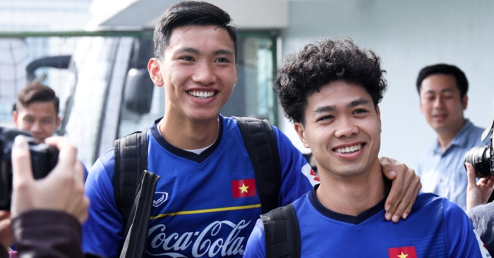 Phượng từng để kiểu tóc xoăn tít, có phần hài hước và được người hâm mộ gọi bằng những biệt danh "bà thím", "súp lơ", "mỳ tôm"...