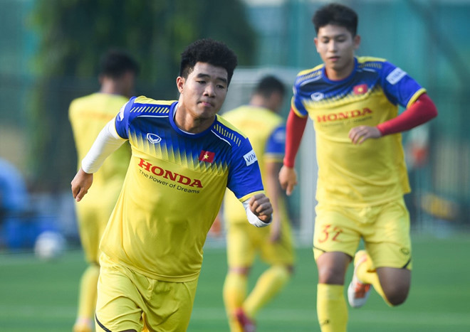 Trong đợt tập trung lần này, Hà Đức Chinh cũng là một trong những cầu thủ thay đổi kiểu tóc. Anh chàng sinh năm 1997 chọn để mái tóc xoăn bồng bềnh.