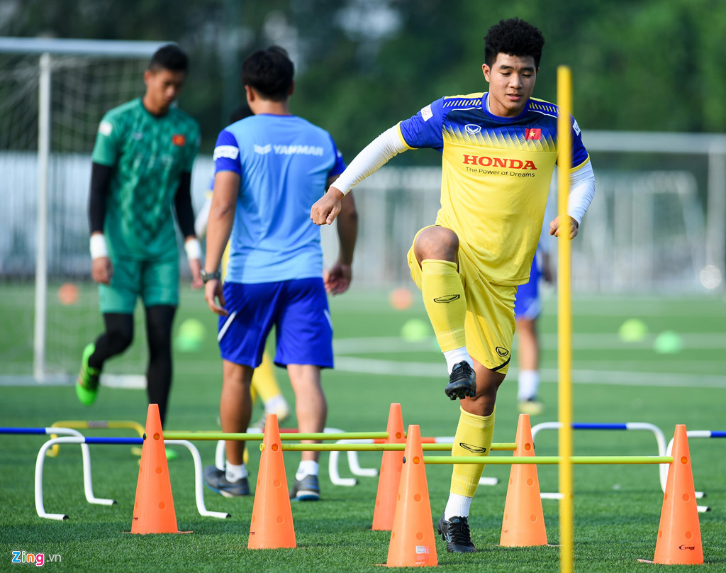 Vốn được fan yêu mến đặt những biệt danh như Chinh "Đen", Chinh "bán muối" bởi tính cách nhí nhố, "lầy lội", nhờ kiểu tóc mới, tiền vệ tuyển Việt Nam được gọi bằng cái tên mới Chinh "xoăn".