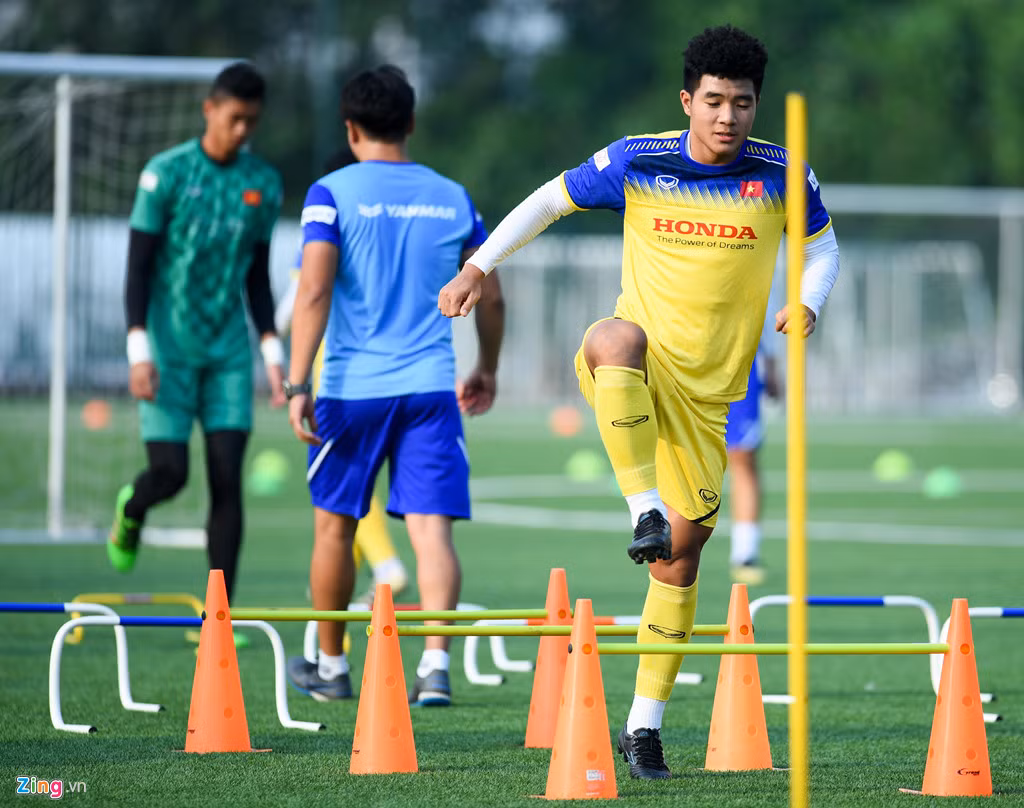 Vốn được fan yêu mến đặt những biệt danh như Chinh "Đen", Chinh "bán muối" bởi tính cách nhí nhố, "lầy lội", nhờ kiểu tóc mới, tiền vệ tuyển Việt Nam được gọi bằng cái tên mới Chinh "xoăn".