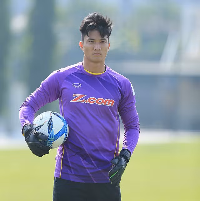 Văn Hoàng sở hữu chiều cao 1m86 cùng thân hình cơ bắp không chê vào đâu được. Vẻ đẹp lạnh lùng, nam tính đủ làm trái tim các chị em phải tan chảy