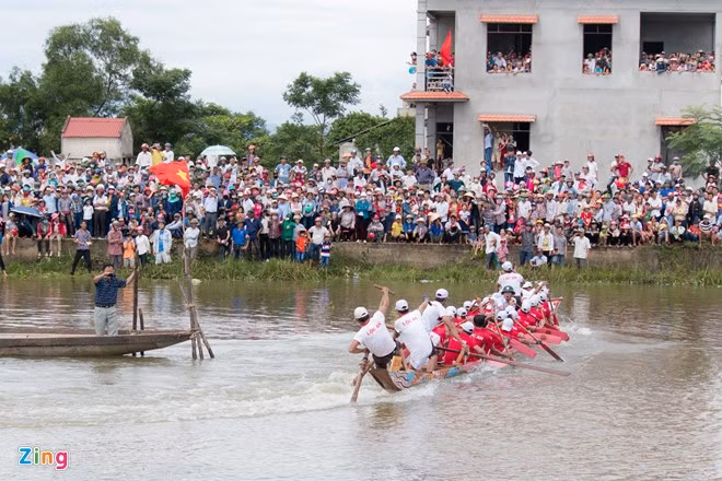 Người dân và du khách cũng tận dụng các vị trí còn trống trên những tòa nhà cao tầng để xem đua thuyền. Theo ước tính của lãnh đạo Sở Văn hóa - Thể thao và Du lịch, cuộc đua năm nay đã thu hút hơn 10.000 người dân và du khách.