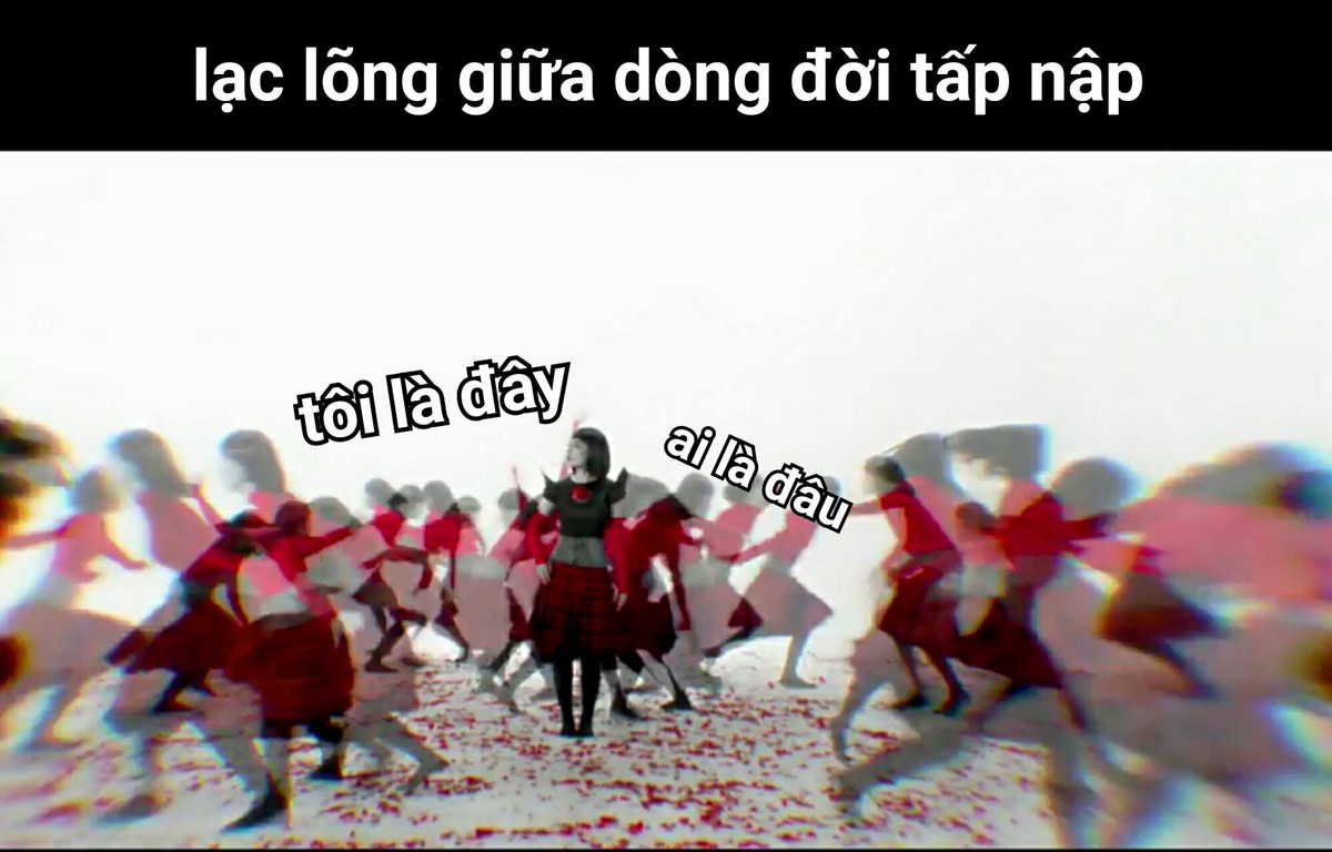 Hiệu ứng trong MV "Đóa hoa hồng" khiến người xem cảm thấy "thương" Chi Pu khi cô đang lạc lõng giữa dòng người tấp nập.