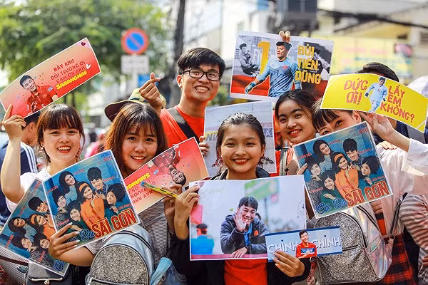 Fan hâm mộ của Xuân Trường và Tiến Dũng không quên in những poster rất đẹp và các chàng cầu thủ đội tuyển U23 Việt Nam, đặc biệt là khi họ hóa thân thành phiên bản "Cô 3 Sài Gòn".