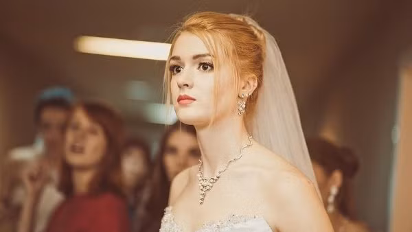 Dù bận rộn với một số cuộc thi sắc đẹp, cũng như các trận đấu bóng chuyền, nhưng Alisa Manyonok vẫn quyết tâm theo đuổi việc ngành học Quan hệ công chúng ở trường đại học Kazan.