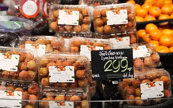 Vải thiều Lục Ngạn (Bắc Giang) được bày bán tại Thái Lan có ghi nguồn gốc xuất xứ Việt Nam rất rõ ràng. (Ảnh: Nhân Dân)