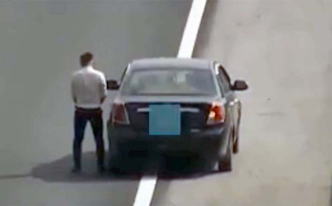 Bên cạnh những bình luận gay gắt, cũng có một số ý kiến tếu táo cho rằng: "Các bác ngồi trong ô tô thì có thể kiếm cái chai hay túi bóng rồi xả vào ném đi đỡ hơn đứng giữa đường không" hay "Bố này chịu khó sáng ra đã tưới cây" thu hút nhiều phản hồi từ CĐM.