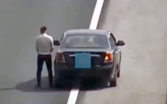 Bên cạnh những bình luận gay gắt, cũng có một số ý kiến tếu táo cho rằng: "Các bác ngồi trong ô tô thì có thể kiếm cái chai hay túi bóng rồi xả vào ném đi đỡ hơn đứng giữa đường không" hay "Bố này chịu khó sáng ra đã tưới cây" thu hút nhiều phản hồi từ CĐM.