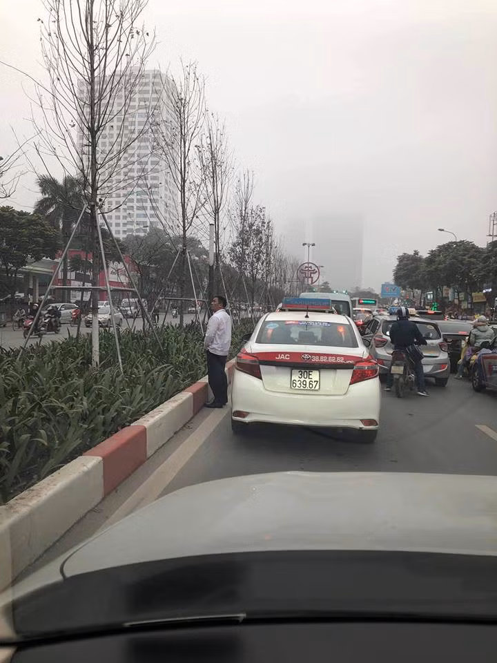 Tè bậy, vứt rác bừa bãi, chen lấn xô đẩy… là những hình ảnh chẳng lấy gì làm đẹp mắt và cũng không còn xa lạ đối với nhiều người dân Việt Nam. Tất nhiên, cũng không ai mong muốn rơi vào hoàn cảnh này nhưng nhiều tài xế đã "bí quá làm liều" gây nên cảnh tượng không ai muốn thấy.