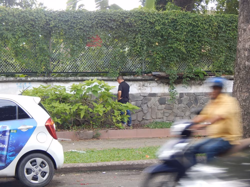 Trước đó, CĐM từng lên tiếng rất gay gắt về hành vi tiểu tiện nơi công cộng và có ghi lại những hình ảnh đáng xấu hổ. Nhưng dường như nó đã ăn vào tiềm thức "buồn đâu, giải quyết đó" của một bộ phận người dân.