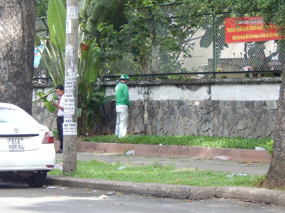 Những hình ảnh các tài xế tiểu tiện giữa đường là điều không hiếm ở các thành phố Hà Nội hay TP HCM.