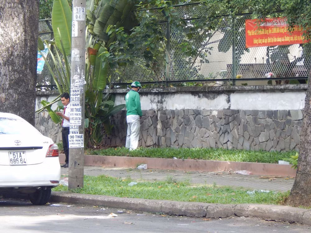 Những hình ảnh các tài xế tiểu tiện giữa đường là điều không hiếm ở các thành phố Hà Nội hay TP HCM.